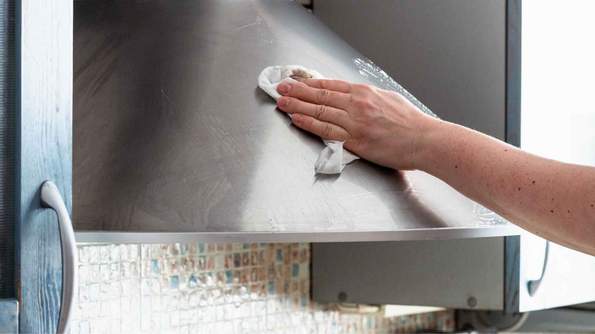 Comment faire briller une hotte en inox