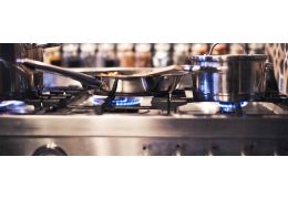 Comment nettoyer un piano de cuisson en inox : 7 astuces pratiques