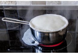 Comment nettoyer des taches blanches sur une plaque vitrocéramique ?