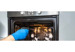Comment nettoyer le dessus d'une cuisinière en fonte efficacement ?